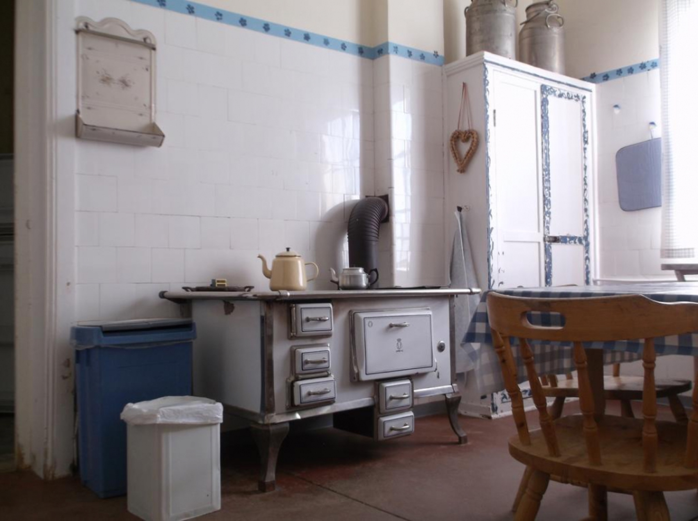 Self-catering kitchen with stove and dining table